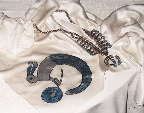 Zum Schmuck passend bemaltes Seidentuch